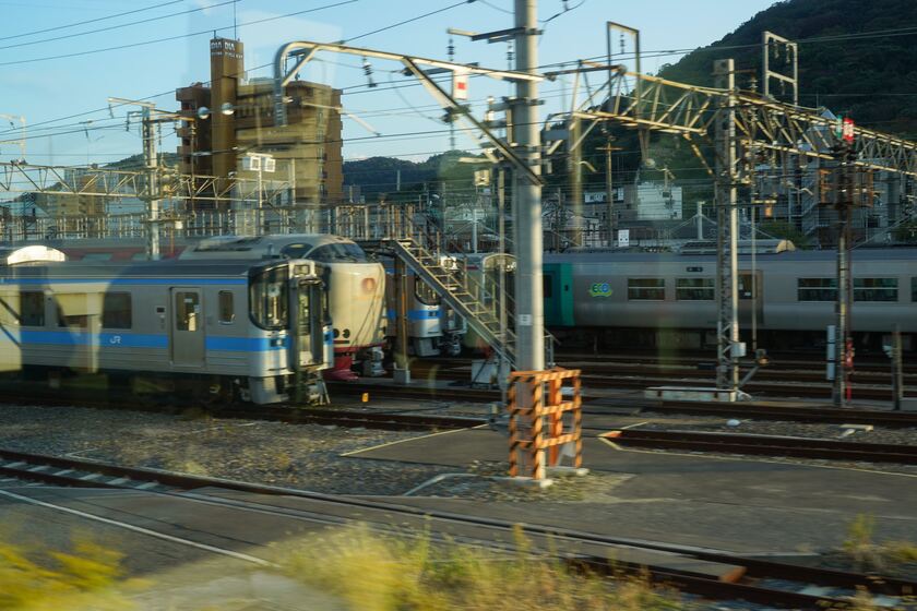 瀬戸大橋を渡る列車マリンライナー