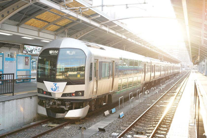 瀬戸大橋を渡る列車マリンライナー