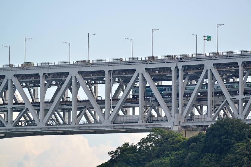 瀬戸大橋を渡る列車マリンライナー