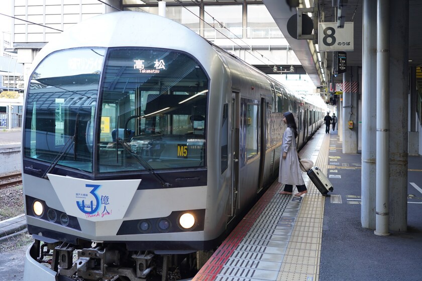 瀬戸大橋を渡る列車マリンライナー