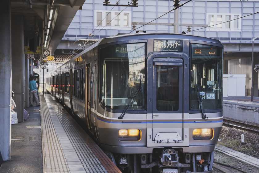 瀬戸大橋を渡る列車マリンライナー