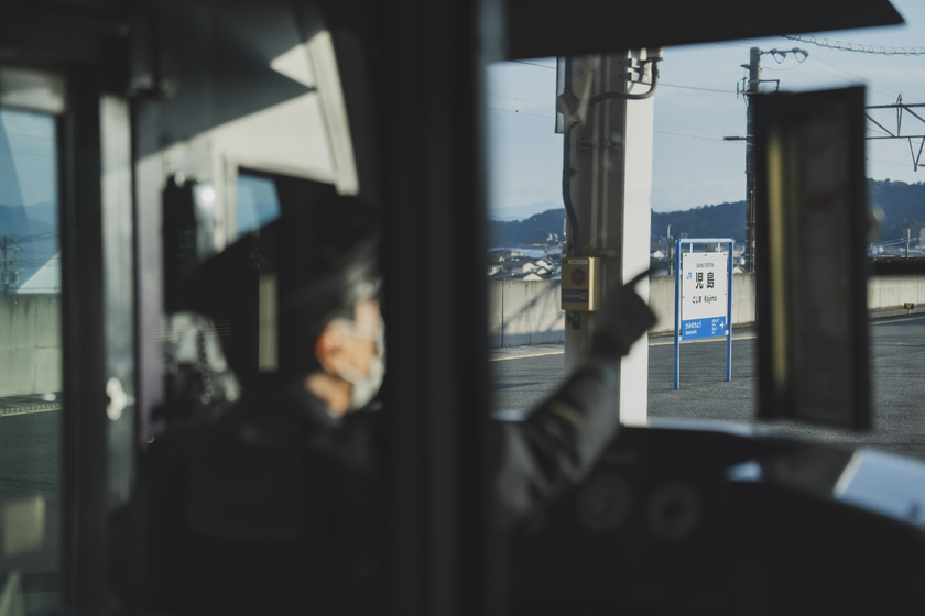 瀬戸大橋を渡る列車マリンライナー